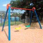 Balanço Duplo em Alumínio - balanço composto por uma estrutura de alumínio e uma travessa de tubo de metal galvanizado com 2 balanços de assento em plástico rotomoldado. Playground de Ferro - Brinquedo de Parquinho - Brinquedos de Ferro em Condomínios, Escolas, Creches, Praças, Chácaras, Sítios e Mobiliário Urbano.