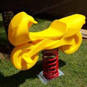 Brinquedos de Mola - Moto em Plástico Rotomoldado e Mola Galvanizada e Pintura Eletrostática, material reforçado que aumentará ainda o custo benefício. Playground de Ferro - Brinquedo de Parquinho - Brinquedos de Ferro em Condomínios, Escolas, Creches, Praças, Chácaras, Sítios e Mobiliário Urbano.