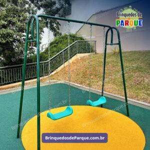 Balanço Duplo Galvanizado - balanço composto por uma estrutura de tubo de metal galvanizado com 2 balanços de assento em plástico rotomoldado. Playground de Ferro - Brinquedo de Parquinho - Brinquedos de Ferro em Condomínios, Escolas, Creches, Praças, Chácaras, Sítios e Mobiliário Urbano.
