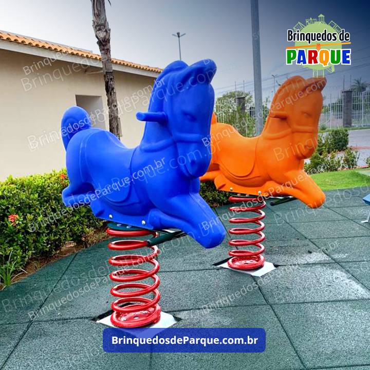 Brinquedos de Mola - Cavalinho em Plástico Rotomoldado e Mola Galvanizada e Pintura Eletrostática, material reforçado que aumentará ainda o custo benefício. Playground de Ferro - Brinquedo de Parquinho - Brinquedos de Ferro em Condomínios, Escolas, Creches, Praças, Chácaras, Sítios e Mobiliário Urbano.