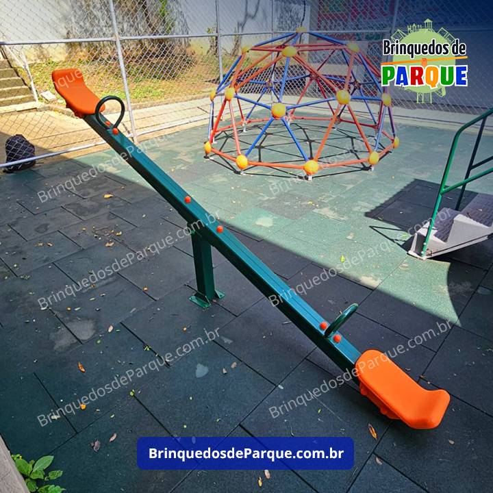 Gangorra em Alumínio - gangorra é composta por uma estrutura de alumínio e um assento de plástico rotomoldado. Playground de Ferro - Brinquedo de Parquinho - Brinquedos de Ferro em Condomínios, Escolas, Creches, Praças, Chácaras, Sítios e Mobiliário Urbano.