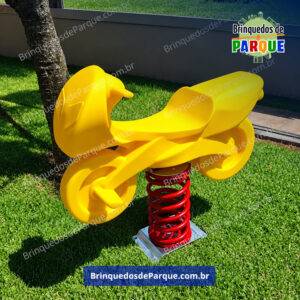 Brinquedos de Mola - Moto em Plástico Rotomoldado e Mola Galvanizada e Pintura Eletrostática, material reforçado que aumentará ainda o custo benefício. Playground de Ferro - Brinquedo de Parquinho - Brinquedos de Ferro em Condomínios, Escolas, Creches, Praças, Chácaras, Sítios e Mobiliário Urbano.