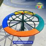 Gira gira Galvanizado com assentos Rotomoldados, Carrossel Infantil - de 8 lugares com material reforçado em sua fabricação o que aumentará ainda o custo benefício do carrossel infantil, pois isto prolongará a vida útil do brinquedo e manterá o mesmo com o aspecto de novo por muito mais tempo. Playground de Ferro - Brinquedo de Parquinho - Brinquedos de Ferro em Condomínios, Escolas, Creches, Praças, Chácaras, Sítios e Mobiliário Urbano.