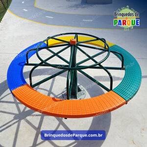 Gira gira Galvanizado com assentos Rotomoldados, Carrossel Infantil - de 8 lugares com material reforçado em sua fabricação o que aumentará ainda o custo benefício do carrossel infantil, pois isto prolongará a vida útil do brinquedo e manterá o mesmo com o aspecto de novo por muito mais tempo. Playground de Ferro - Brinquedo de Parquinho - Brinquedos de Ferro em Condomínios, Escolas, Creches, Praças, Chácaras, Sítios e Mobiliário Urbano.
