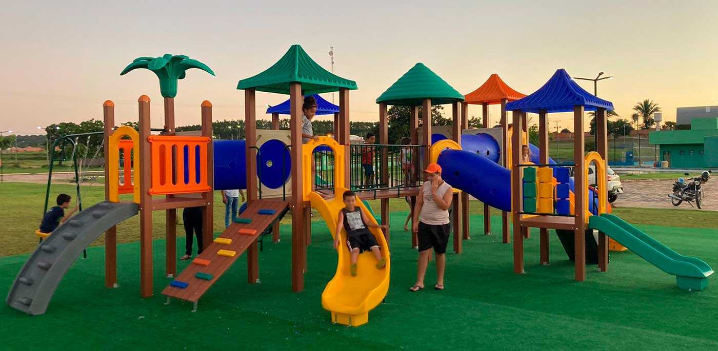 Playground de Madeira Plástica Krenke - Brinquedos de Parquinho Infantil